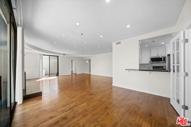 326 Westminster Avenue 404, Los Angeles, CA 90020 — photo 14 of 40