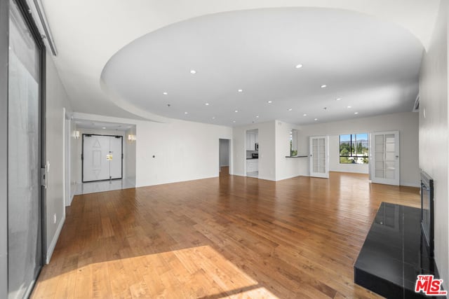 326 Westminster Avenue 404, Los Angeles, CA 90020 — photo 4 of 40