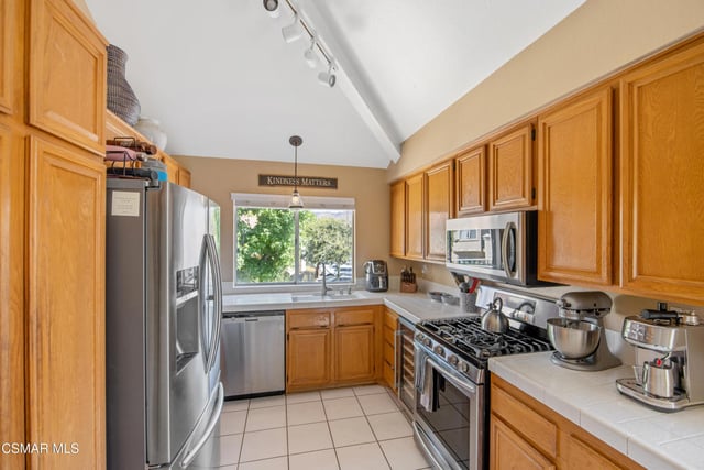 275 Ridgeton Lane B, Simi Valley, CA 93065 — photo 10 of 44