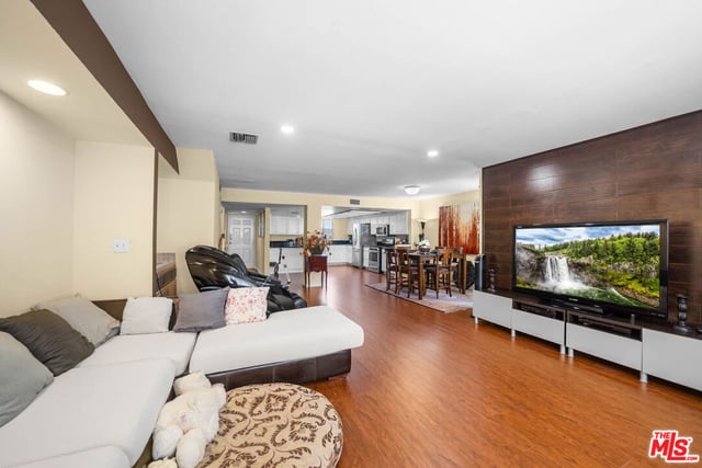 554 E San Jose Avenue 203, Burbank, CA 91501 — photo 8 of 30