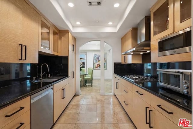137 S Spalding Drive 401, Beverly Hills, CA 90212 — photo 12 of 39