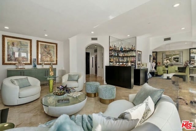 137 S Spalding Drive 401, Beverly Hills, CA 90212 — photo 5 of 39