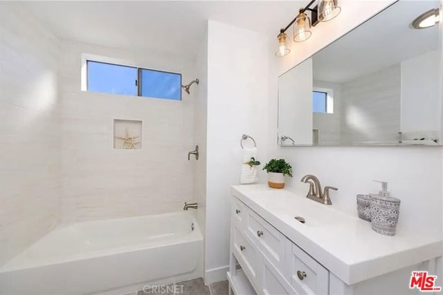 4350 Berryman Avenue 10, Los Angeles, CA 90066 — photo 11 of 21