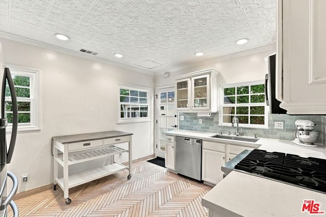 8266 Clinton Street, Los Angeles, CA 90048 — photo 9 of 40