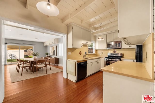 15217 Hartsook Street, Sherman Oaks, CA 91403 — photo 10 of 52