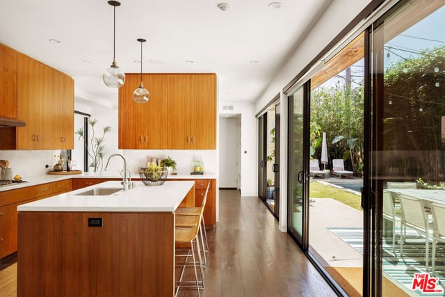 870 Rose Avenue, Venice, CA 90291 — photo 16 of 60