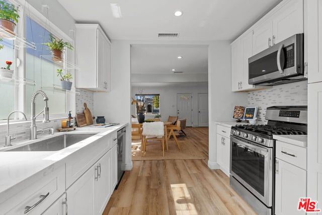 5832 S Van Ness Avenue, Los Angeles, CA 90047 — photo 10 of 27