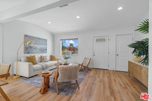 5832 S Van Ness Avenue, Los Angeles, CA 90047 — photo 5 of 27