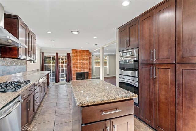 7023 De Celis, Van Nuys, CA 91406 — photo 7 of 21