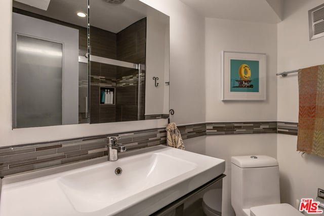 2260 N Cahuenga Boulevard 306, Los Angeles, CA 90068 — photo 9 of 18