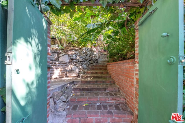 10001 Westwanda Drive, Beverly Hills, CA 90210 — photo 2 of 15