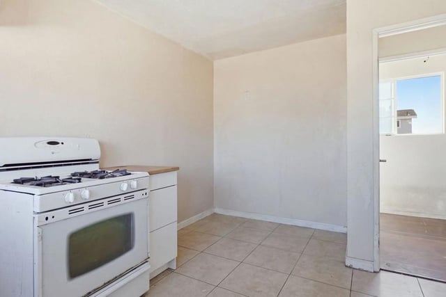 2415 E 114th Street, Los Angeles, CA 90059 — photo 6 of 33