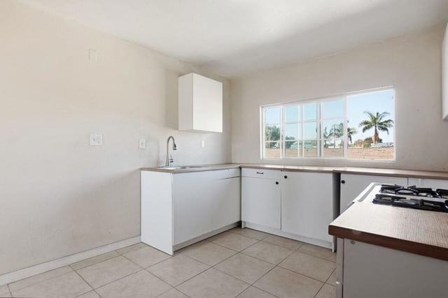 2415 E 114th Street, Los Angeles, CA 90059 — photo 8 of 33