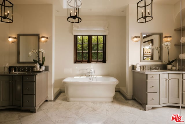 124 N Woodburn Drive, Los Angeles, CA 90049 — photo 14 of 30
