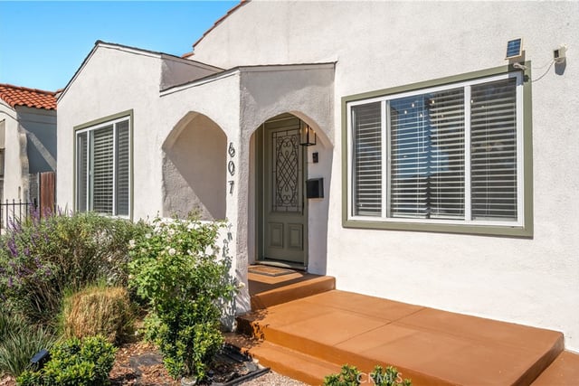607 W 111th Place, Los Angeles, CA 90044 — photo 2 of 21