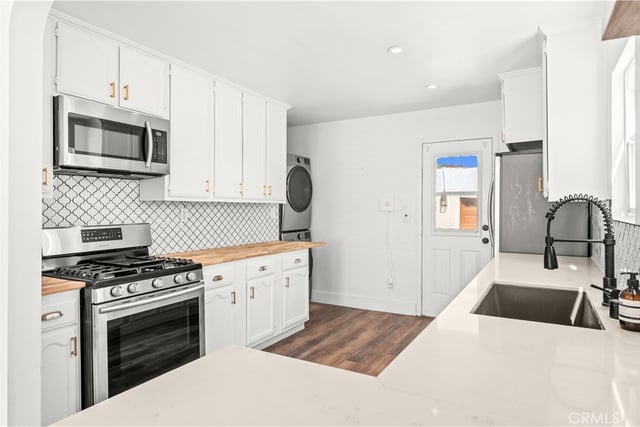 607 W 111th Place, Los Angeles, CA 90044 — photo 8 of 21