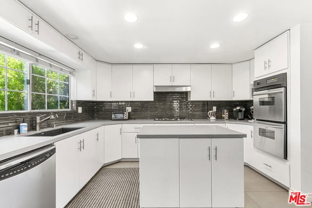 4555 Don Pio Drive, Los Angeles, CA 91364 — photo 15 of 43
