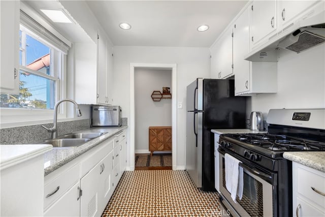 1569 S Orange Grove Avenue, Los Angeles, CA 90019 — photo 24 of 27