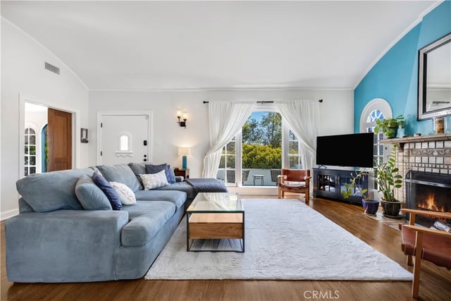 1569 S Orange Grove Avenue, Los Angeles, CA 90019 — photo 3 of 27
