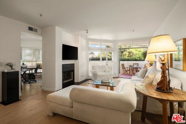 2115 3rd Street 102, Santa Monica, CA 90405 — photo 7 of 25