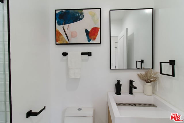 4068 Sutro Avenue, Los Angeles, CA 90008 — photo 5 of 24