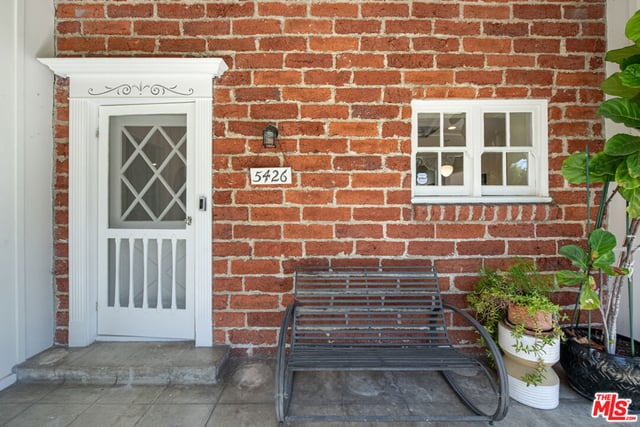 5426 Radford Avenue, Valley Village, CA 91607 — photo 3 of 18