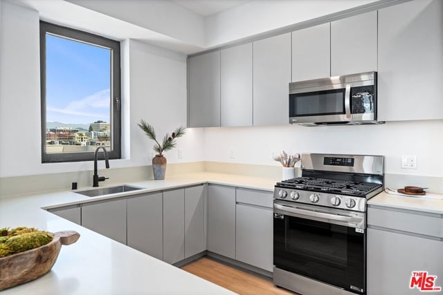 904 S New Hampshire Avenue 310, Los Angeles, CA 90006 — photo 11 of 47