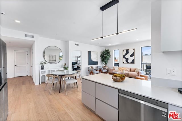 904 S New Hampshire Avenue 310, Los Angeles, CA 90006 — photo 14 of 47