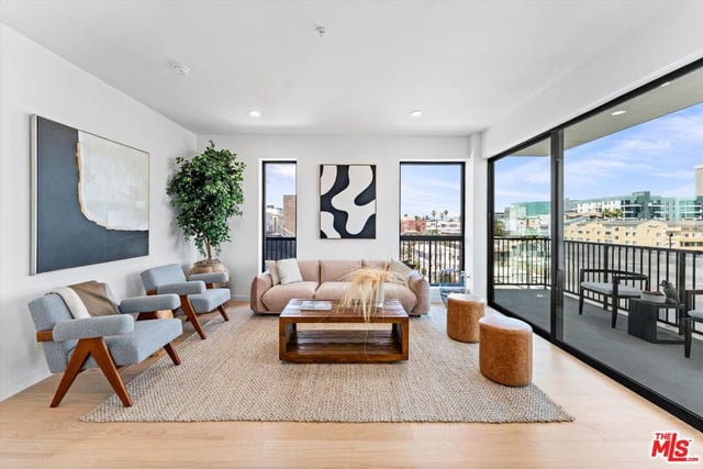 904 S New Hampshire Avenue 310, Los Angeles, CA 90006 — photo 2 of 47