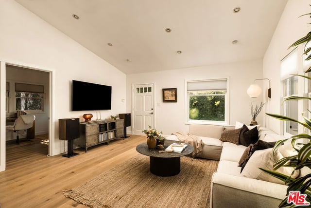 910 Superba Avenue, Venice, CA 90291 — photo 10 of 25