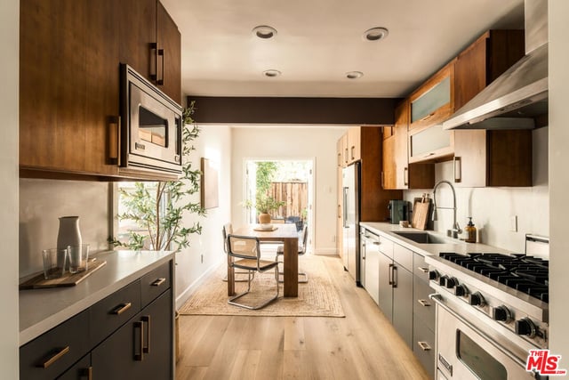 910 Superba Avenue, Venice, CA 90291 — photo 7 of 25