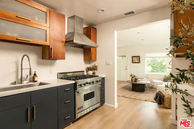 910 Superba Avenue, Venice, CA 90291 — photo 9 of 25