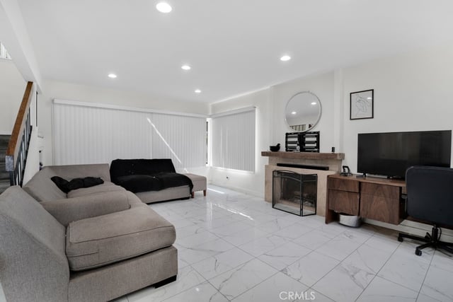2491 Castlemont Court N, Simi Valley, CA 93063 — photo 5 of 35