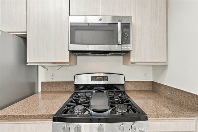 812 Hudson 103, Los Angeles, CA 90038 — photo 11 of 39