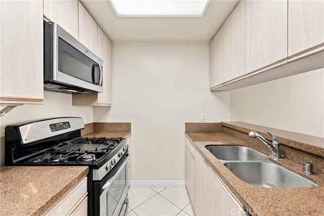 812 Hudson 103, Los Angeles, CA 90038 — photo 9 of 39