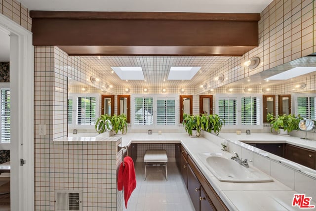 200 S June Street, Los Angeles, CA 90004 — photo 33 of 54