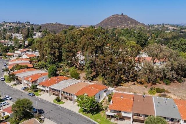 784 N Woodlawn Drive, Thousand Oaks, CA 91360 — photo 2 of 32