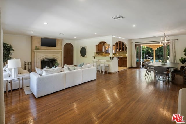 13800 Erwin Street, Van Nuys, CA 91401 — photo 4 of 37