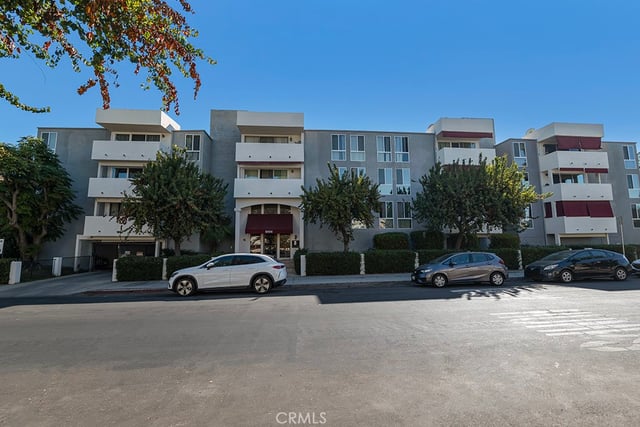 5454 Zelzah Avenue 204, Encino, CA 91316 — photo 33 of 37