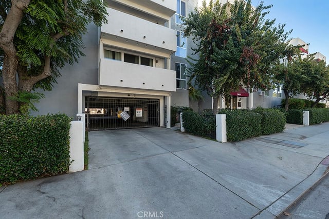 5454 Zelzah Avenue 204, Encino, CA 91316 — photo 4 of 37