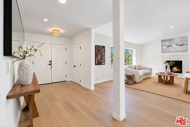 17615 Corinthian Drive, Encino, CA 91316 — photo 8 of 39