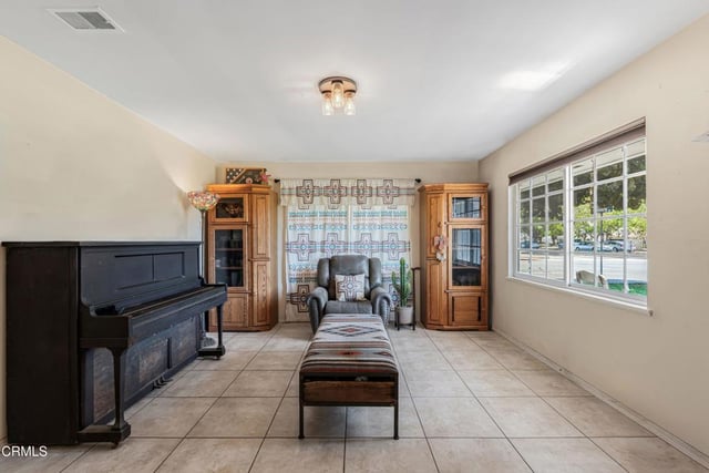 405 W Beverly Drive, Oxnard, CA 93030 — photo 4 of 37