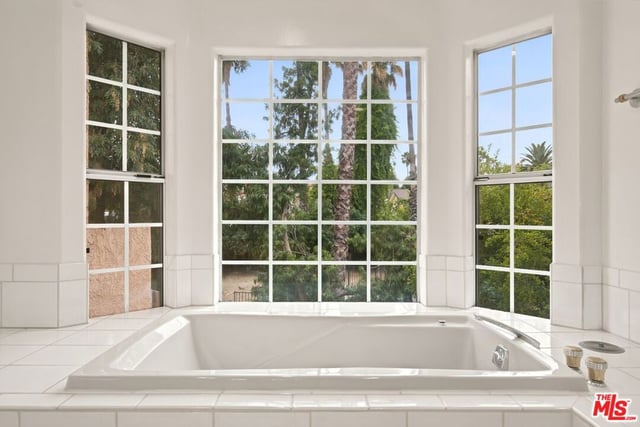 19250 Oxnard Street, Tarzana, CA 91356 — photo 20 of 39