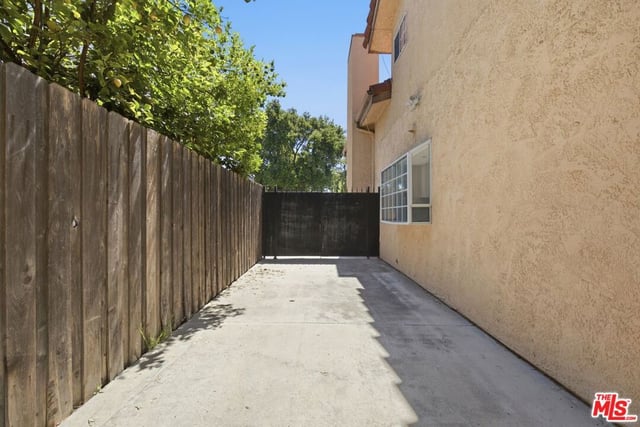 19250 Oxnard Street, Tarzana, CA 91356 — photo 33 of 39