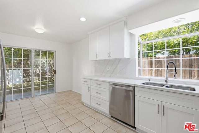 19250 Oxnard Street, Tarzana, CA 91356 — photo 9 of 39