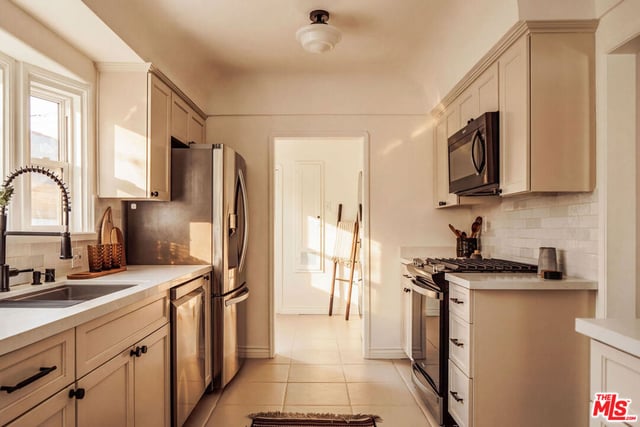 3857 Welland Avenue, Los Angeles, CA 90008 — photo 9 of 27