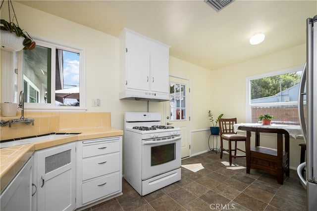 3708 Albury Avenue, Long Beach, CA 90808 — photo 9 of 46