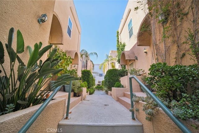 10659 Bloomfield Street, Toluca Lake, CA 91602 — photo 6 of 50