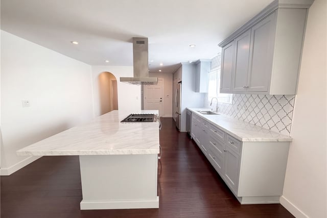 1110 Queen Anne Place, Los Angeles, CA 90019 — photo 2 of 27