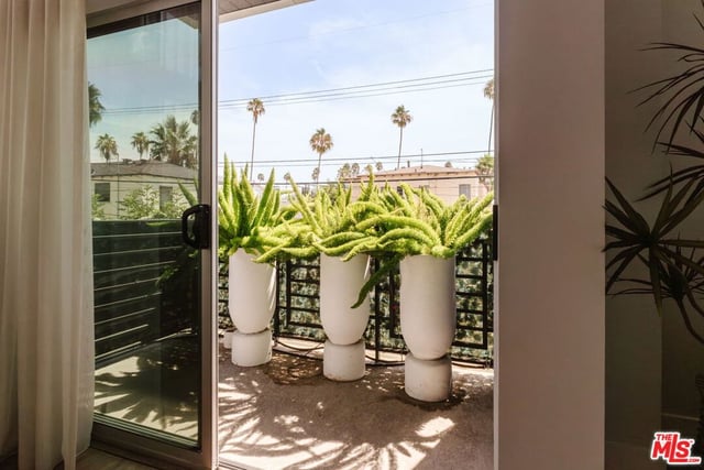 1434 1/2 S Sycamore Avenue, Los Angeles, CA 90019 — photo 16 of 46